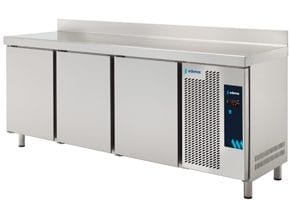 Bancada em aço inox com acabamento acetinado