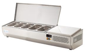 <p>Expositores refrigerados de ingredientes para saladas e pizzas.</p>