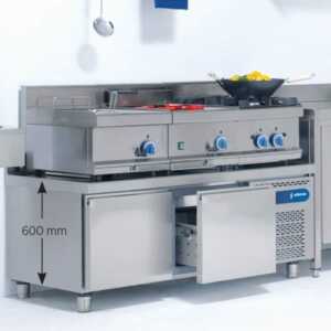 A altura de 600 mm permite que o plano de trabalho dos aparelhos de cozi