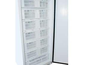 <p> Prateleiras plastificadas facilmente removíveis.</p>